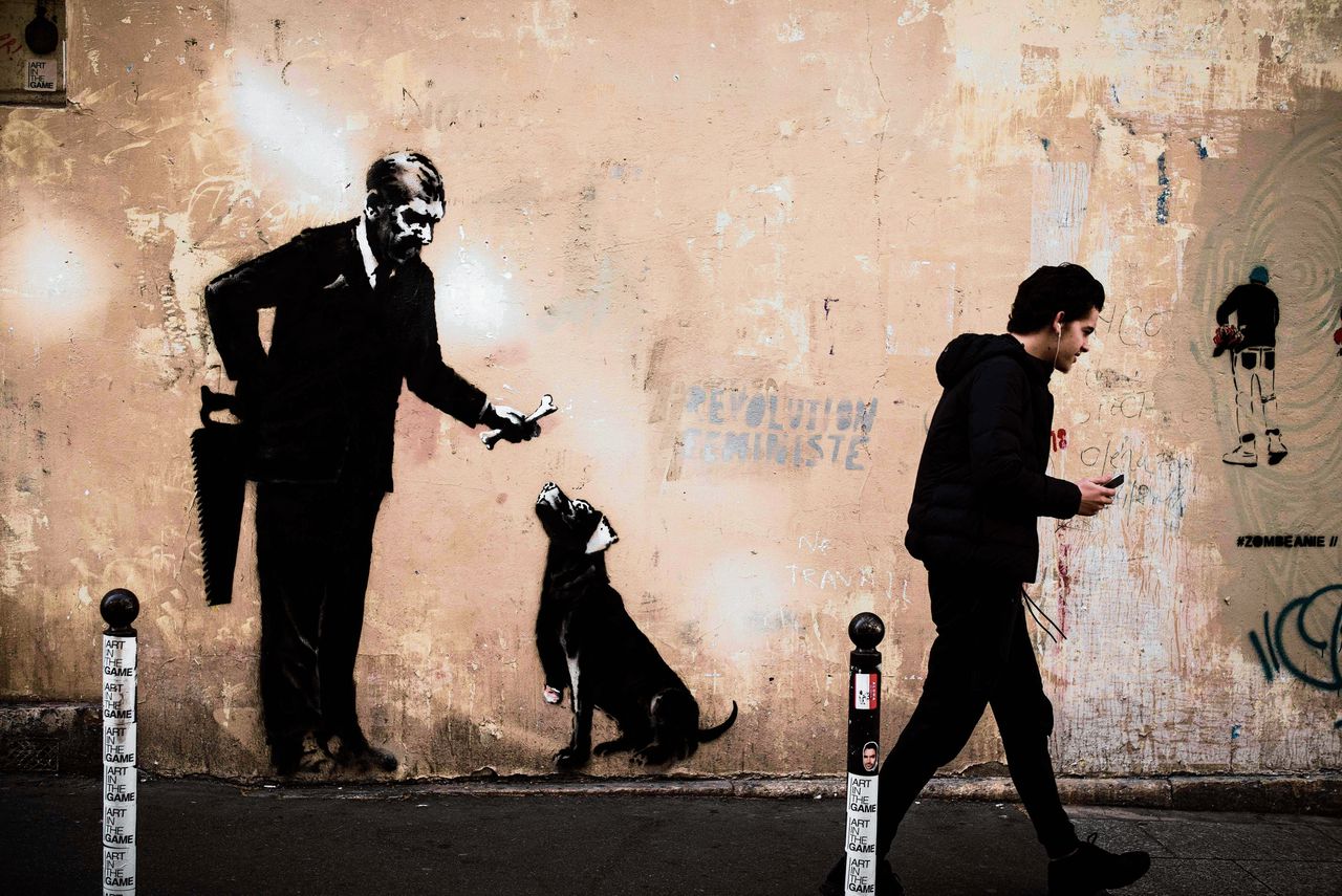 Banksy trekt spoor van kritische graffitikunst door Parijs 