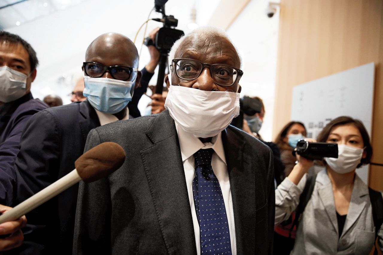 Voormalig IAAF-voorzitter Lamine Diack arriveert op maandag 8 juni bij de rechtbank in Parijs.