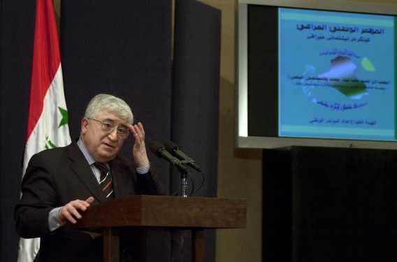 Fouad Massoum spreekt in 2004 tijdens een persconferentie in Bagdad, Irak.