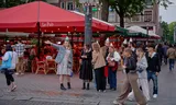 Vrijdagavond op het Leidseplein in Amsterdam. De 17-jarige Lisa uit Abcoude, die in de nacht van dinsdag op woensdag werd gedood, was op de terugweg vanaf het plein. Foto Roger Cremers 