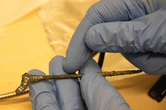 Een bronzen mantelspeld gevonden bij het Amsterdamse Damrak.