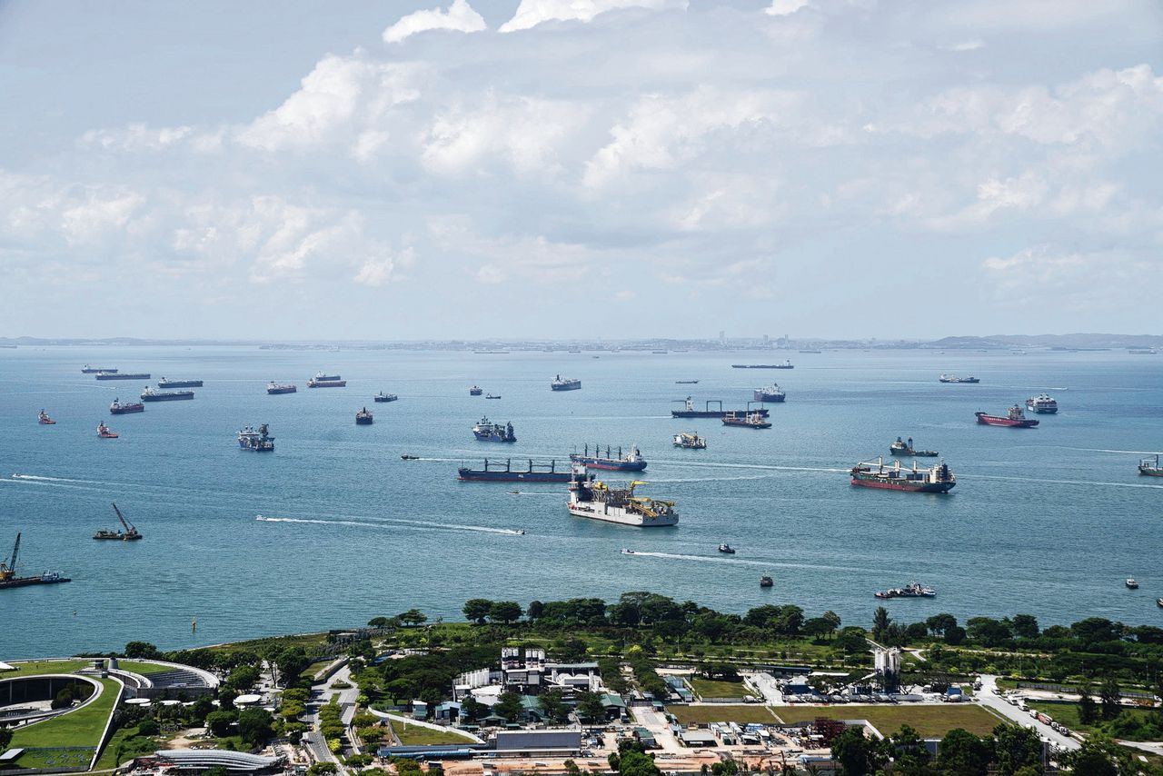 Vrachtschepen en olietankers voor de kust van Singapore. Bemanningen van schepen werden de afgelopen tijd op veel plekken niet aan wal gelaten.