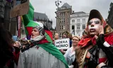 Duizenden mensen verzamelden zich zaterdagmiddag op de Dam in Amsterdam voor de demonstratie De Straat Op. Foto Bram Petraeus 