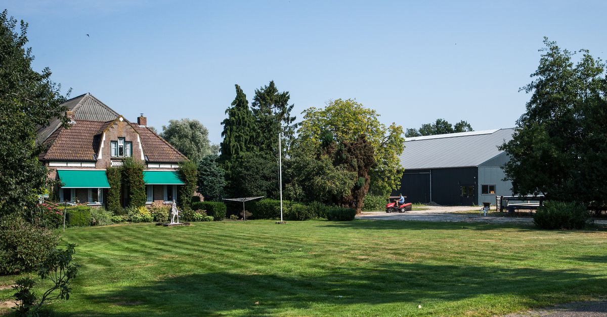 Het Openbaar Ministerie heeft donderdag vier jaar celstraf geëist tegen vijftien personen die vorig jaar werden aangehouden in een cocaïnelab in het Drentse Nijeveen..