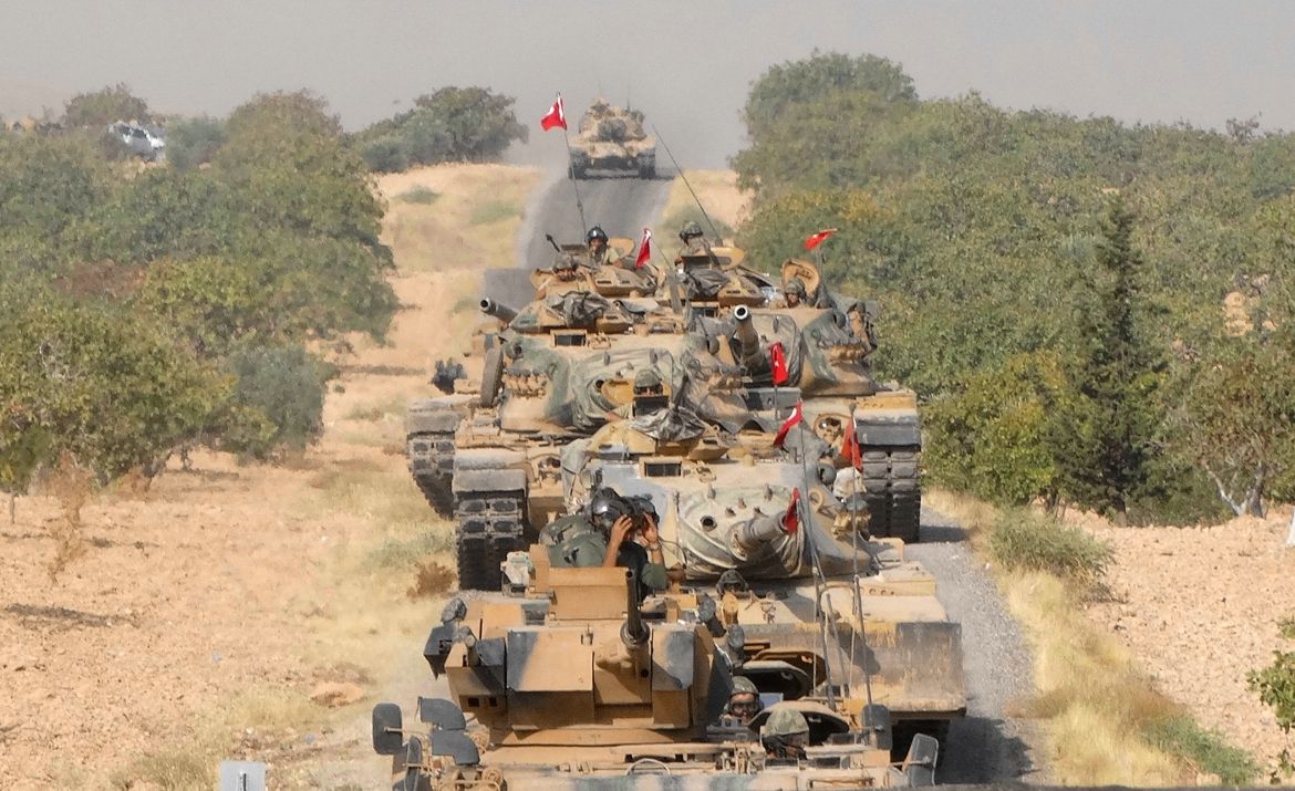 Turkse legertanks op weg naar Jarablus vier dagen geleden.