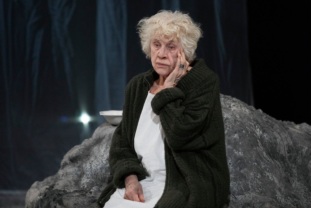 De 91-jarige Annemarie Prins imponeert met theatersolo over vergankelijkheid 
