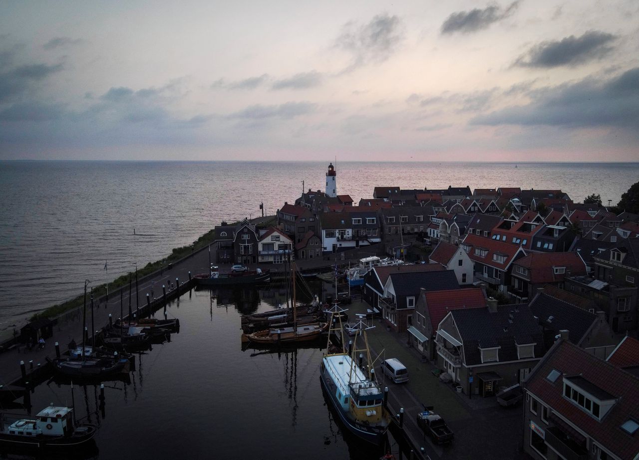 27 procent van de 12-plussers in de gemeente Urk heeft zeker één inenting tegen het coronavirus. De gemeente heeft met afstand de laagste vaccinatiegraad van Nederland. Foto: EPA/Oliver Hoslet