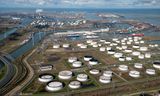Zicht in westelijke richting op grotendeels fossiele industrie in het havengebied van Rotterdam. Afgevangen CO2 kan gebruikt worden om CO van te maken, wat van nut is voor de chemische industrie. 