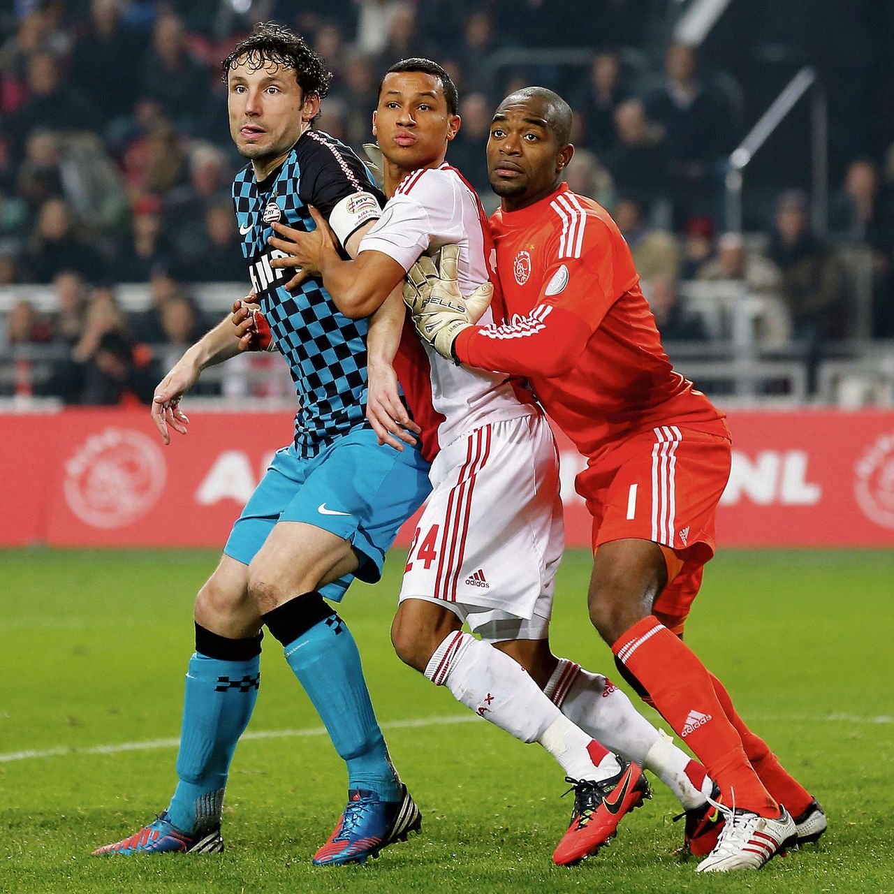 0312spoajaxpsvbinnenin.jpg