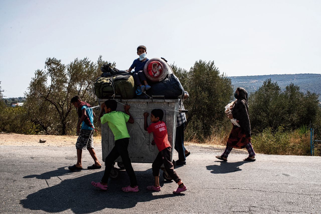 Migranten onderweg naar het nieuwe kamp Moria.