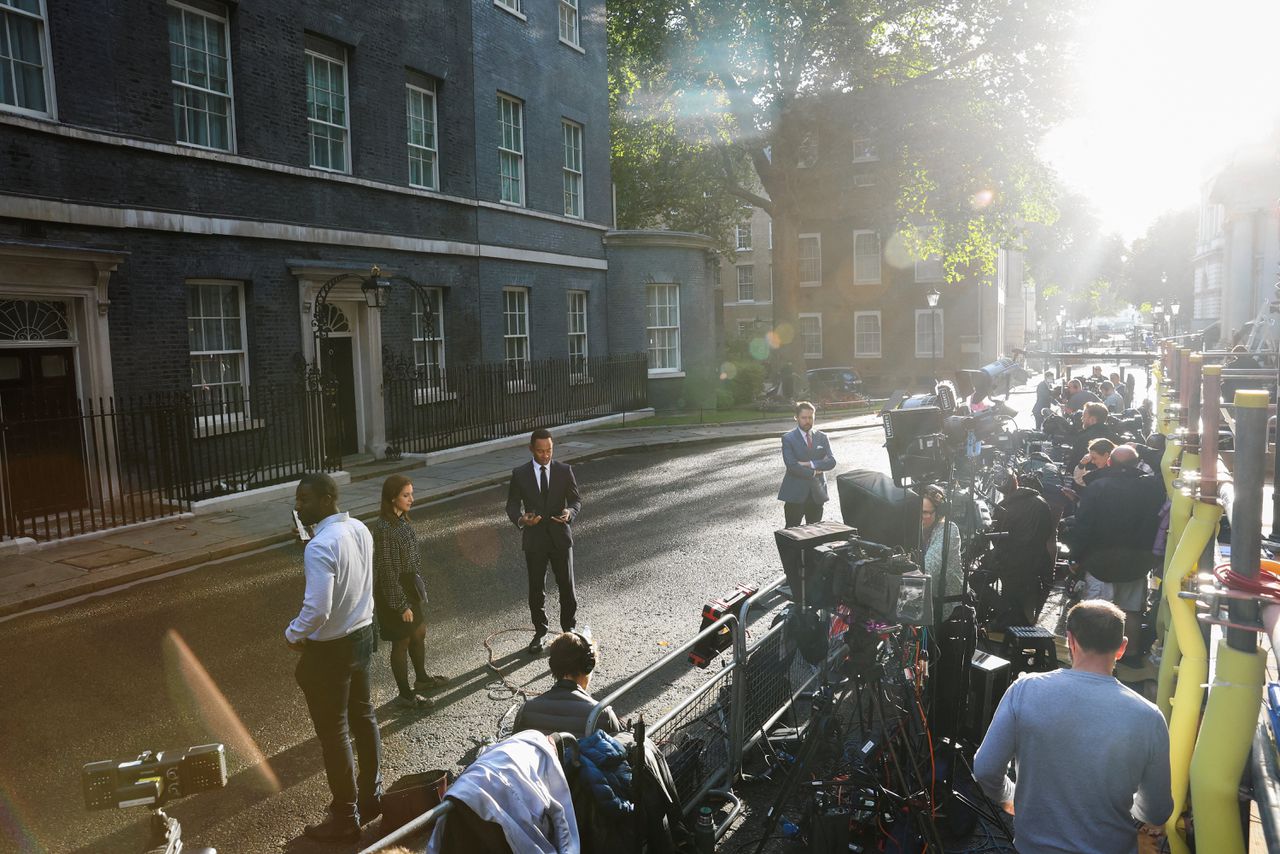 Journalisten staan maandagochtend al klaar bij 10 Downing Street, de ambtswoning van de Britse premier.