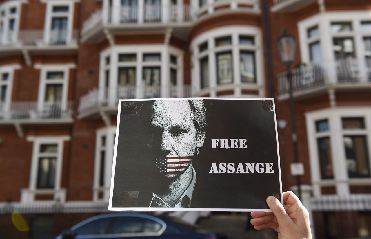 Een demonstrant bij de ambassade van Ecuador in Londen eist dat Assange niet langer wordt vervolgd.