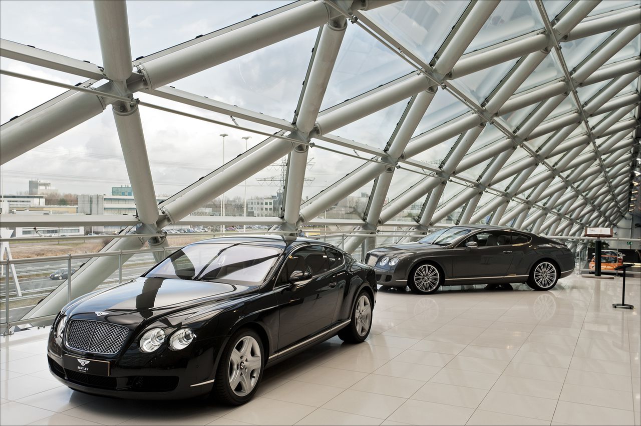 Luxe Bentleys in de showroom van Louwman Exclusive Cars. Vooral de uitgaven aan auto's daalden in mei 2013, vergeleken met een jaar eerder.