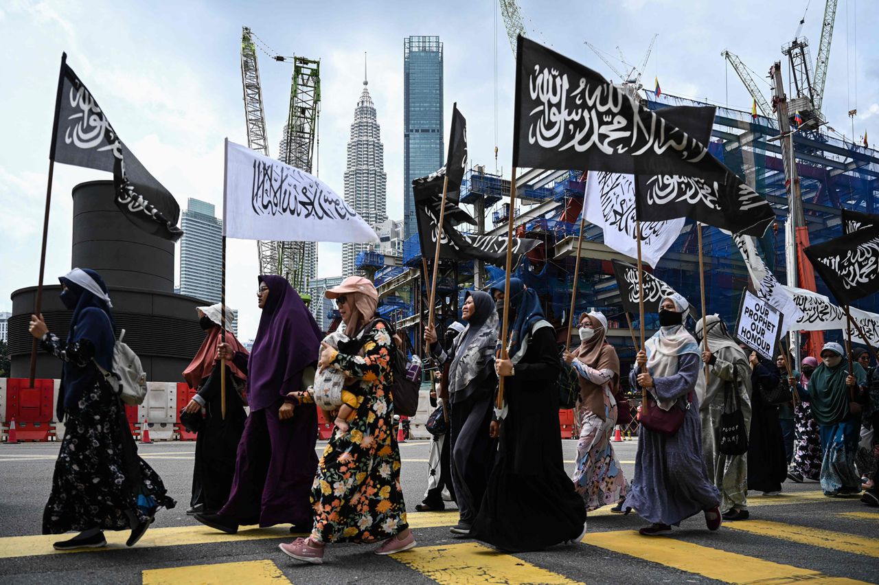 Maleisische moslimvrouwen demonstreren bij de Nederlandse ambassade in Kuala Lumpur tegen de koranverscheuring door Pegida-leider Edwin Wagensveld.