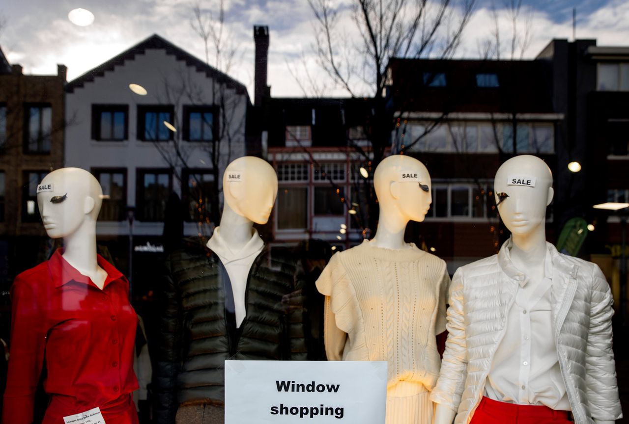 'Window shopping' en uitverkoop door een kledingwinkel in Den Helder.
