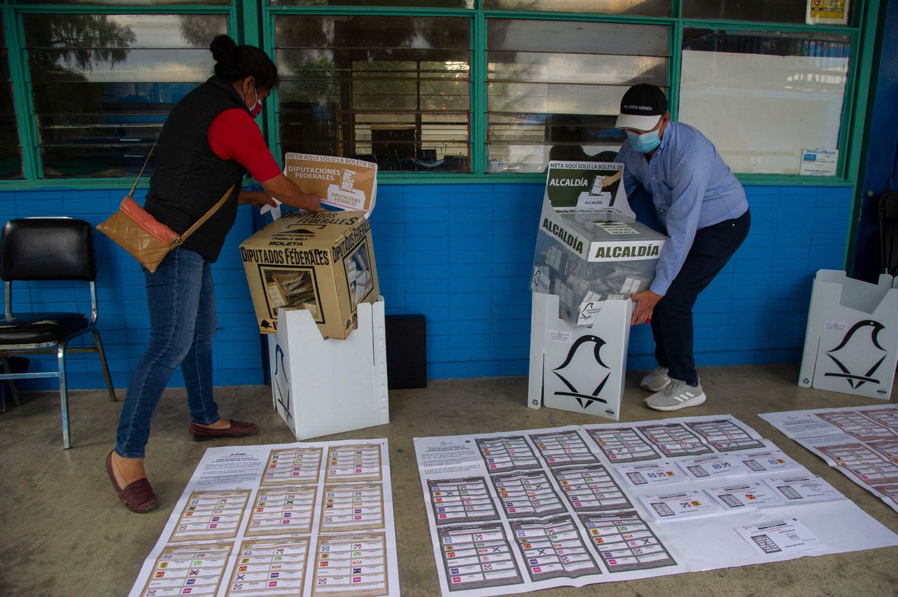 Medewerkers van een stemlokaal tellen zondag de stemmen in Mexico-Stad.
