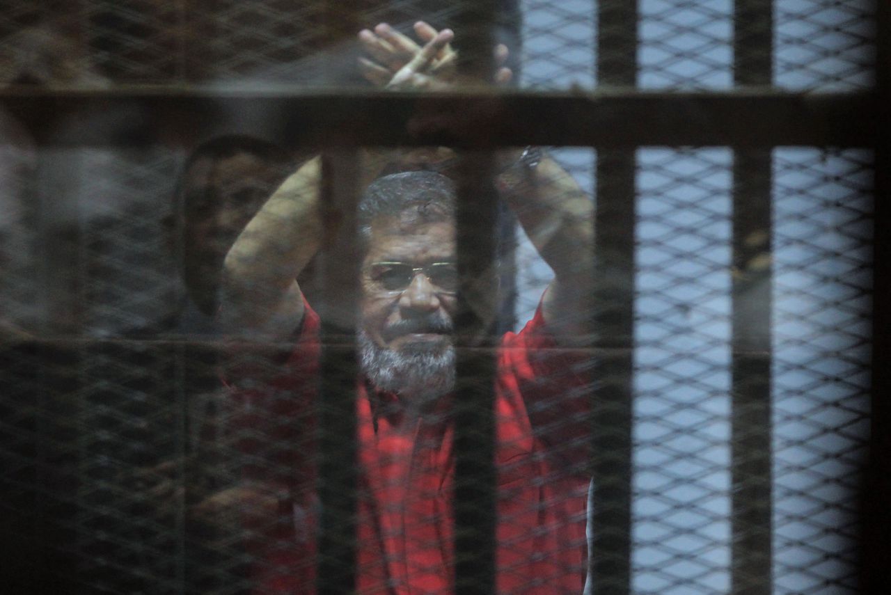 De afgezette Egyptische ex-president Morsi tijdens een van de verscheidene rechtszaken tegen hem.