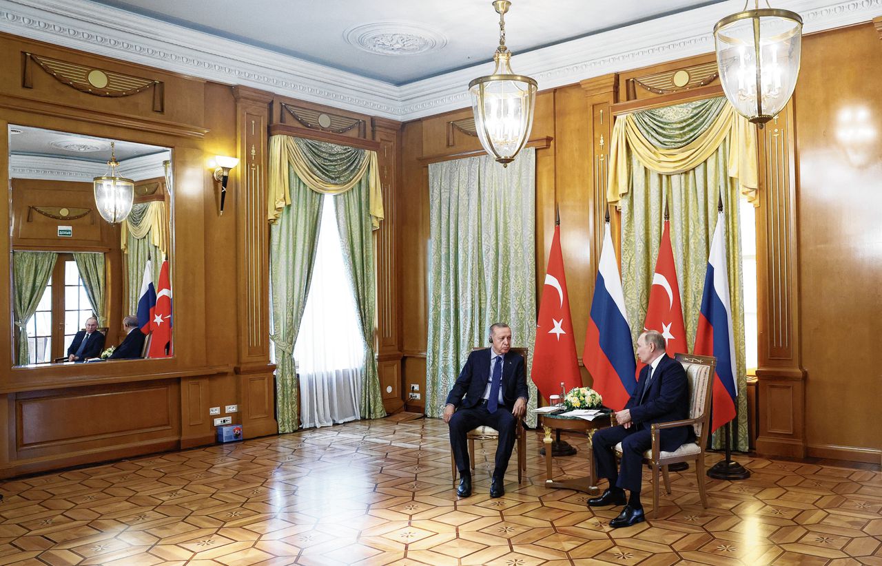 De Turkse president Erdogan sprak vrijdag in de Russische badplaats Sotsji met de Russische president Poetin af de economische banden tussen de twee landen te versterken.