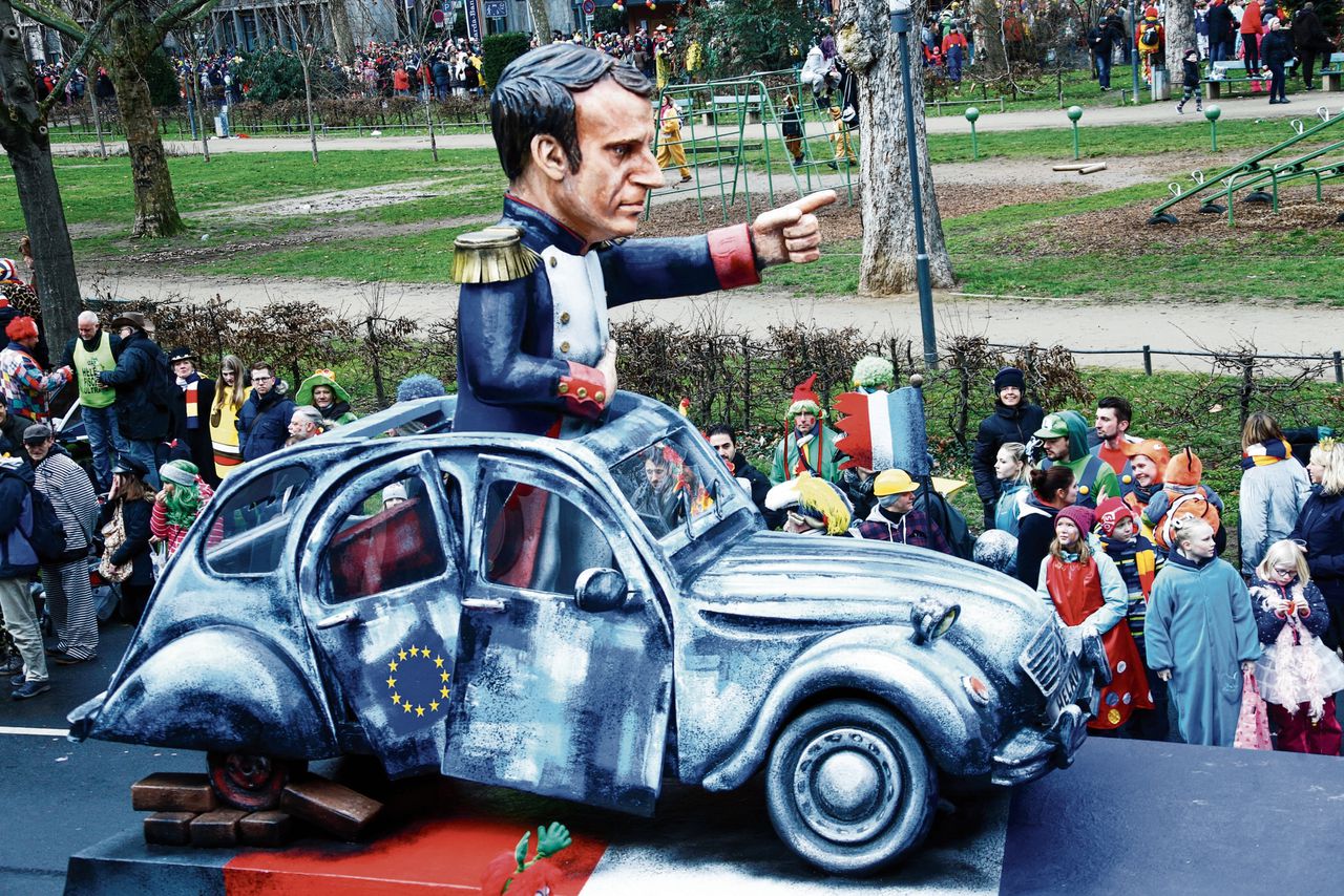 Carnavalsoptocht in het Duitse Mainz. Op de praalwagen een nagebouwde Emmanuel Macron.