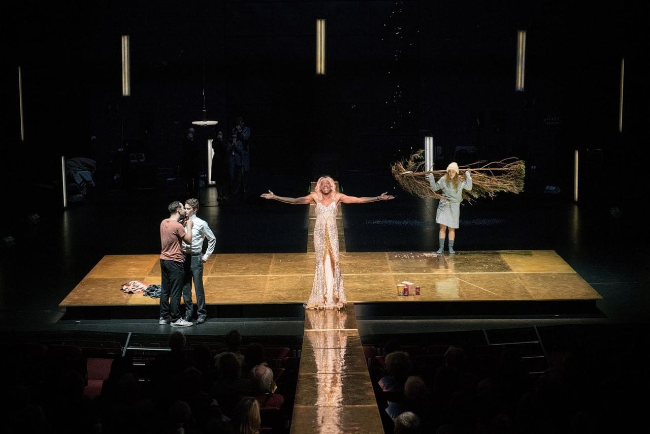 Puur Theaterplezier Bij Steengoede Angels In America Nrc Ne pare rau, nu am gasit nimic. steengoede angels in america nrc