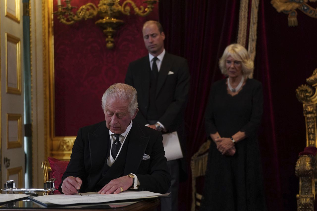 Koning Charles III ondertekent de proclamatie in St James's Palace in Londen.