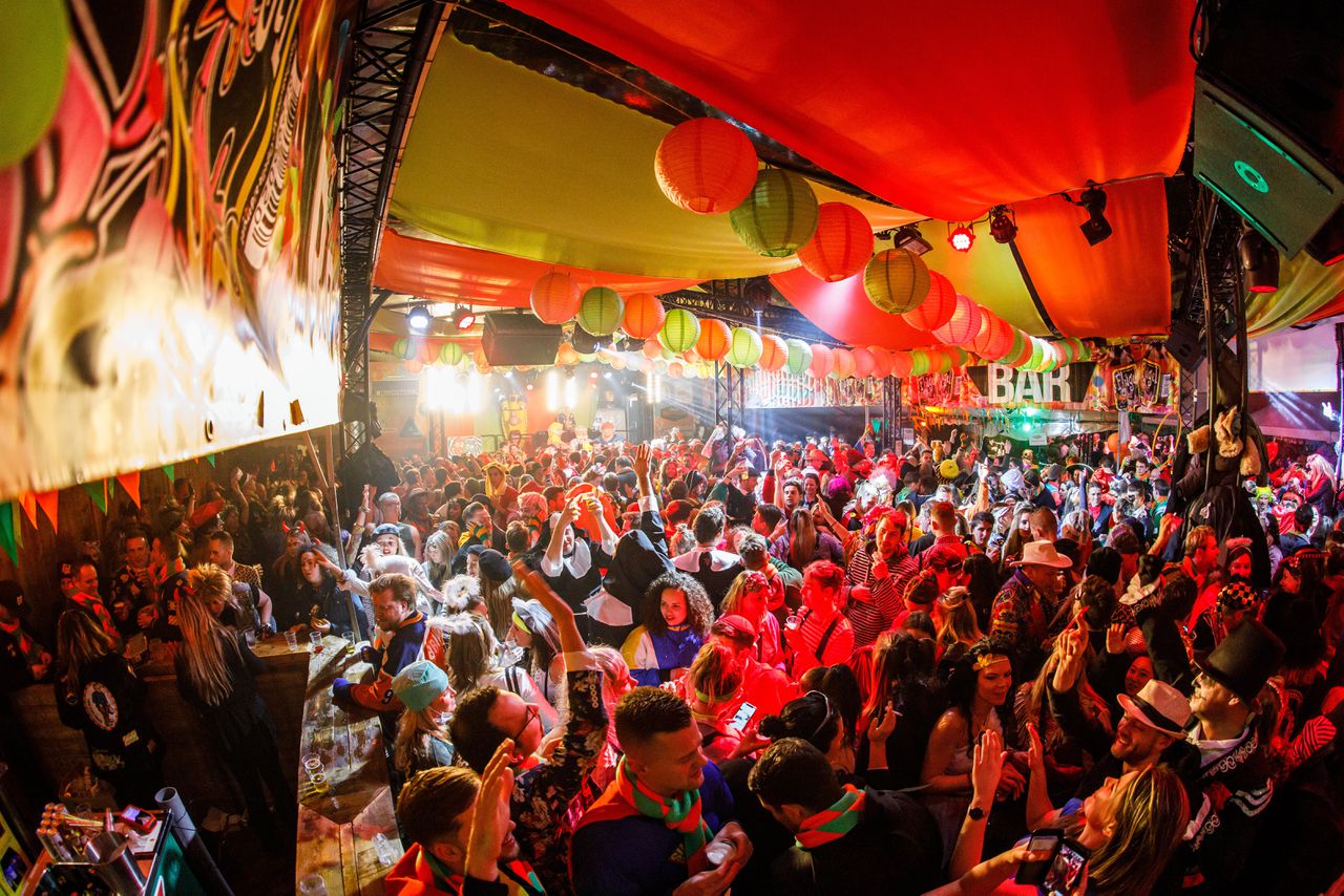 Een paar dagen na het carnavalsweekend in Tilburg in februari 2020 werd bij een carnavalsvierder de eerste coronabesmetting in Nederland geconstateerd.