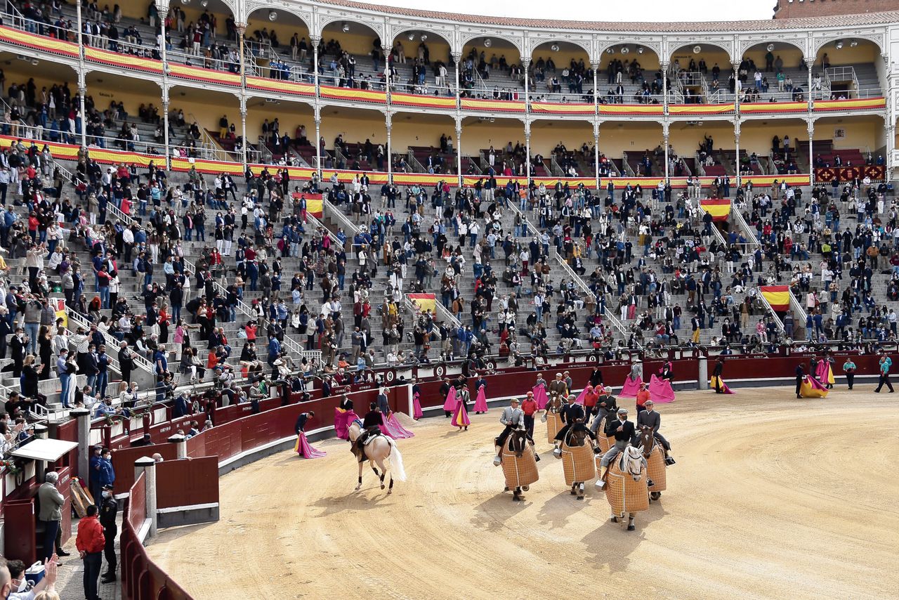 De arena Las Ventas in Madrid maakte zich zondag op voor het eerste stierengevecht sinds de pandemie.