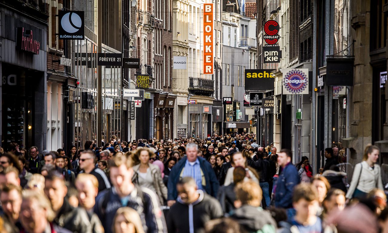 Winkelend publiek in de Kalverstraat in Amsterdam.