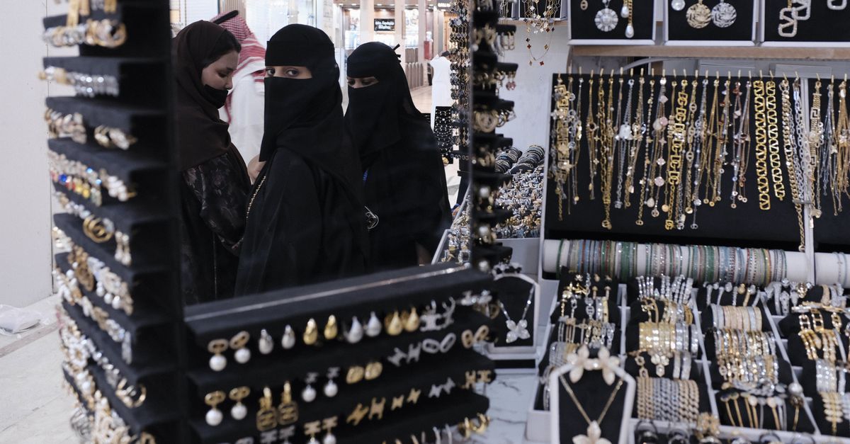 Saoedische jongeren adoreren 'verlicht despoot' MbS. 'Als ik de naam Mohammed bin Salman uitspreek, krijg ik kippenvel'