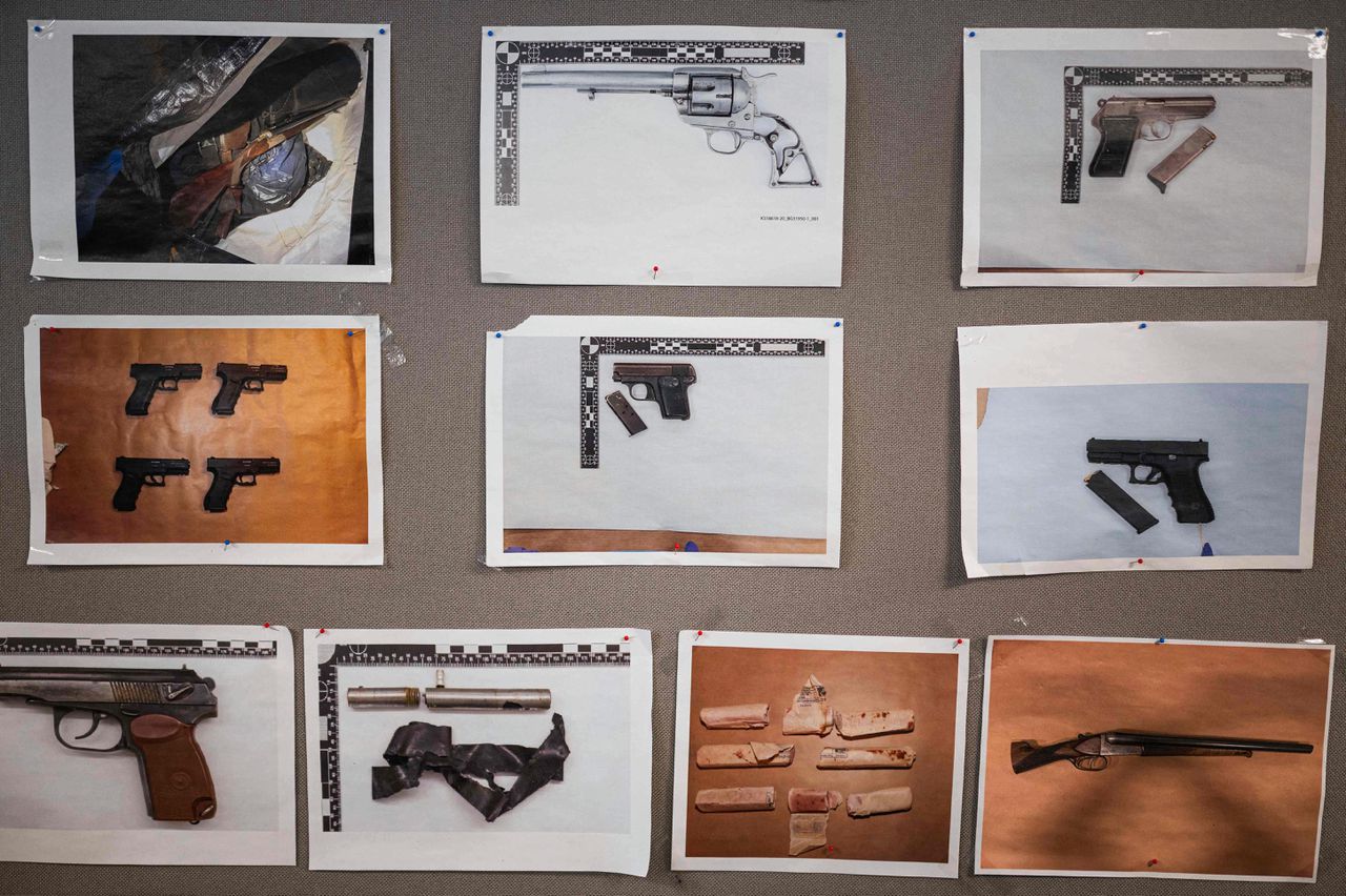 Een bord met een overzicht van ingenomen wapens in het politiebureau van Rinkeby, Zweden.