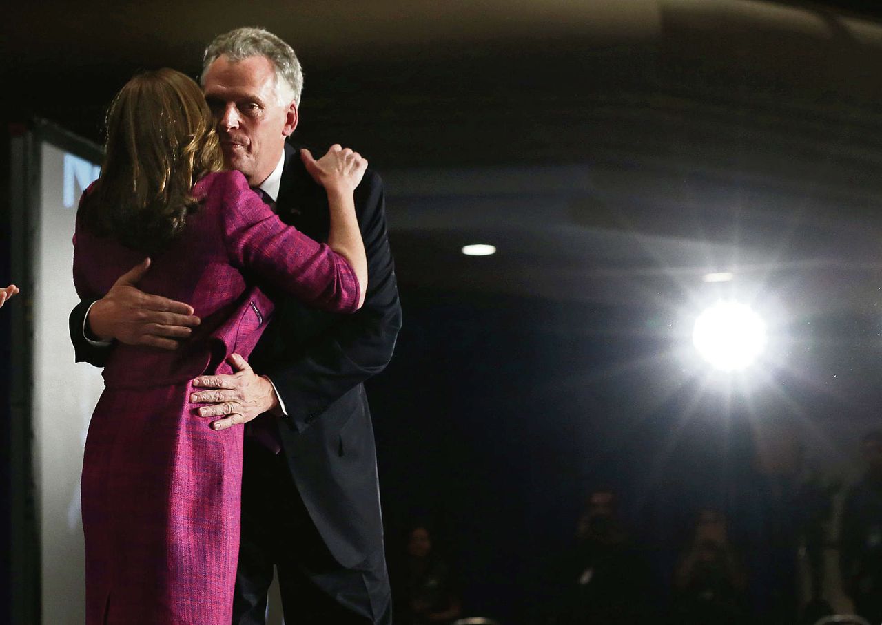 Democraat Terry McAuliffe afgelopen nacht met echtgenote na zijn verkiezingszege voor het gouverneurschap in Virginia.