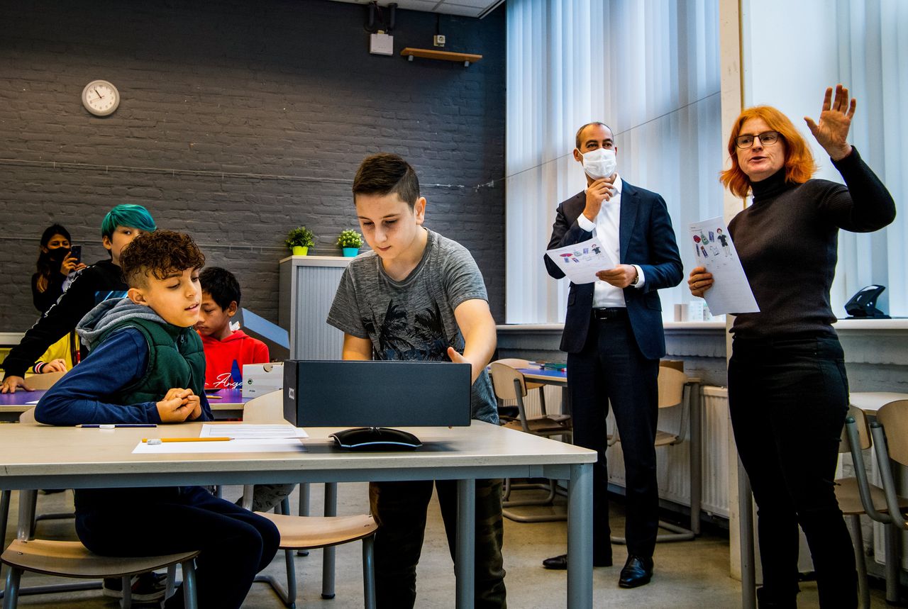 Onderwijswethouder Said Kasmi (midden) op bezoek bij een school in Rotterdam-Zuid waar leerlingen extra lessen krijgen.