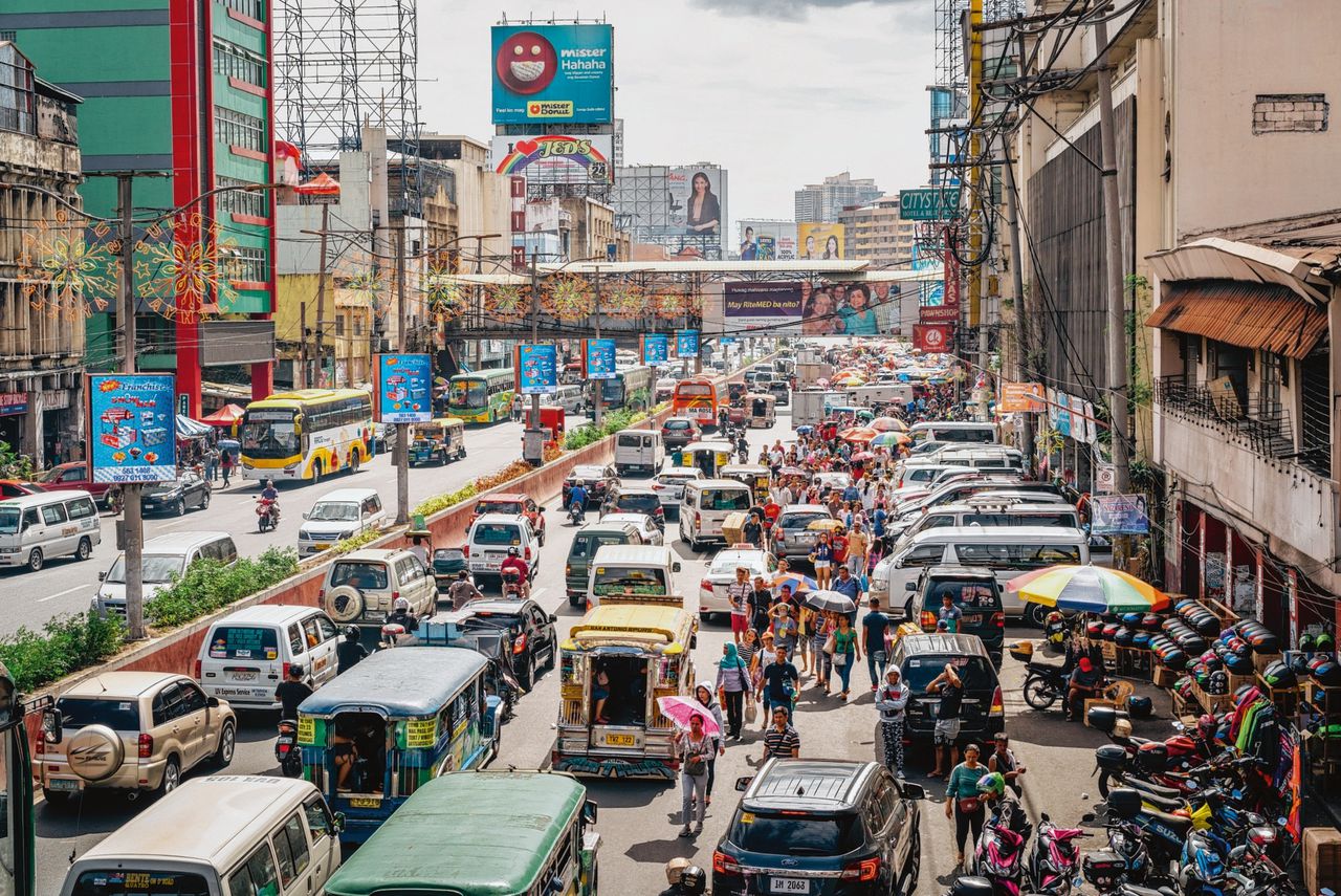Foto linkerpagina: het drukke verkeer in Manila.