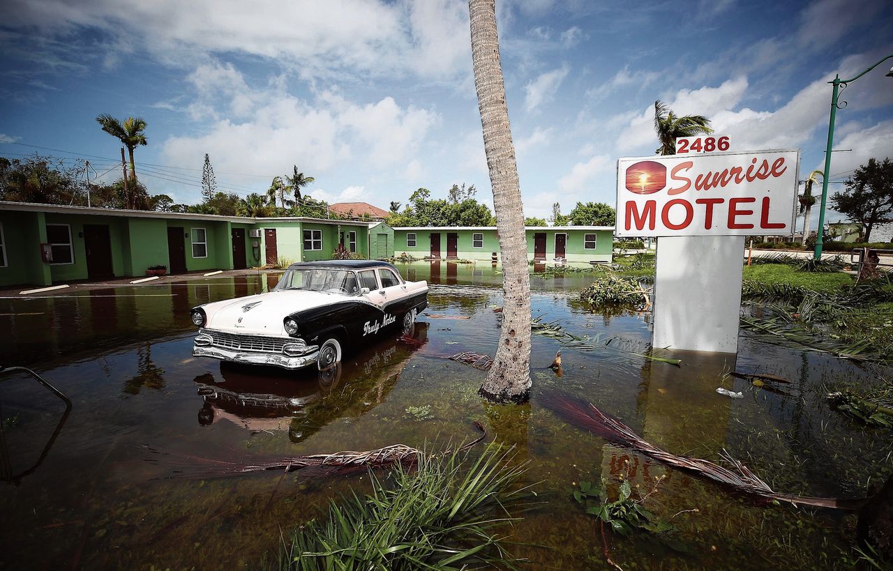 Overstromingen bij het Sunrise Motel in East Naples, Florida. Irma hield vooral huis aan de westkust van de staat.