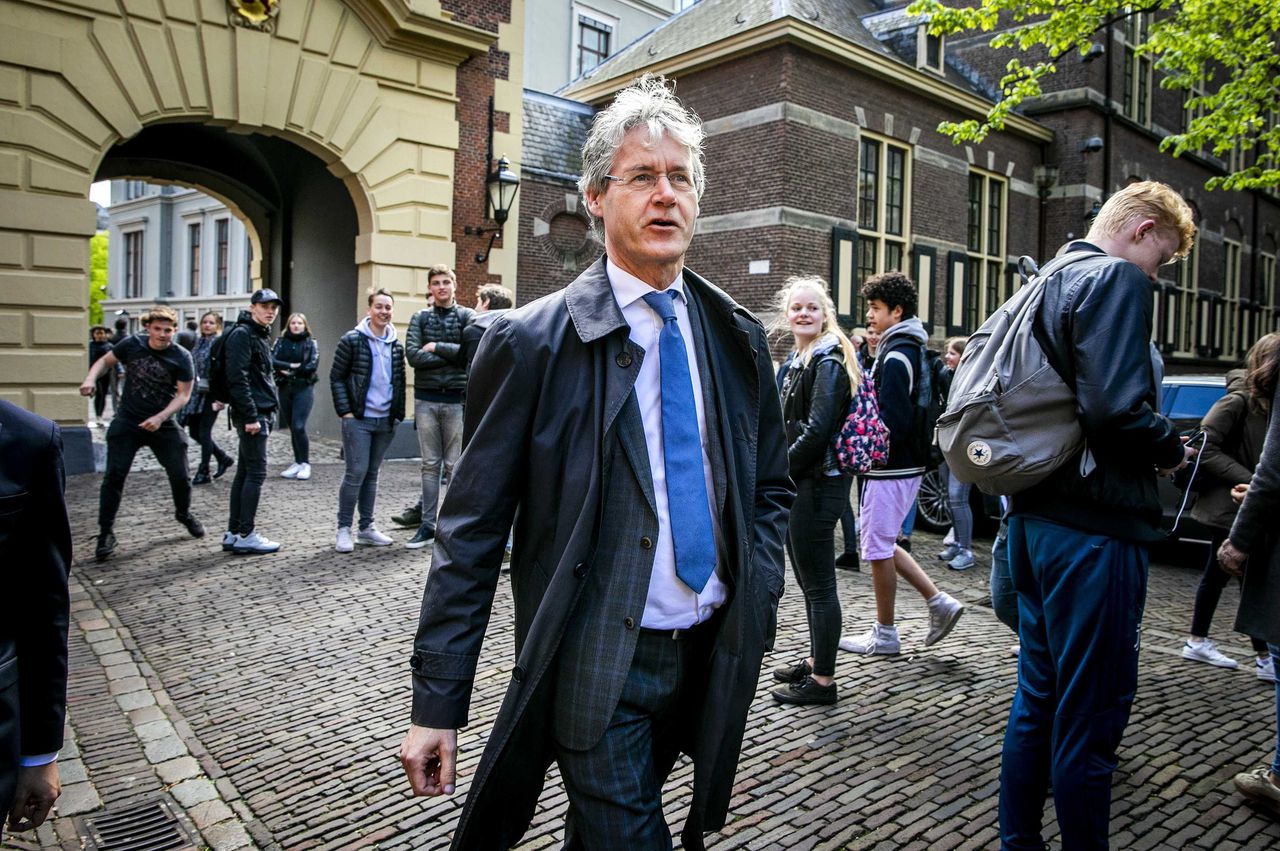 Minister Slob wandelt het Binnenhof op.