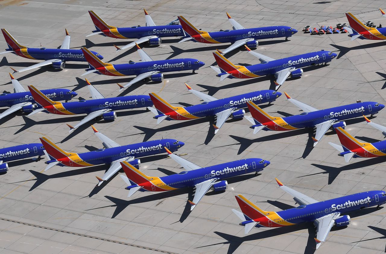 Een reeks Boeing 737 MAX-vliegtuigen staat geparkeerd op het asfalt.