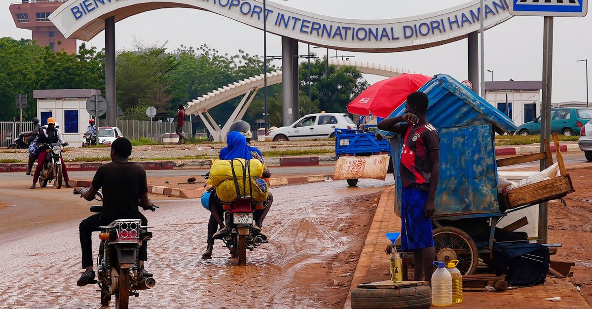 De ingang van de luchthaven van Niamey, Niger, waar zaterdag schoten klonken, in 2023