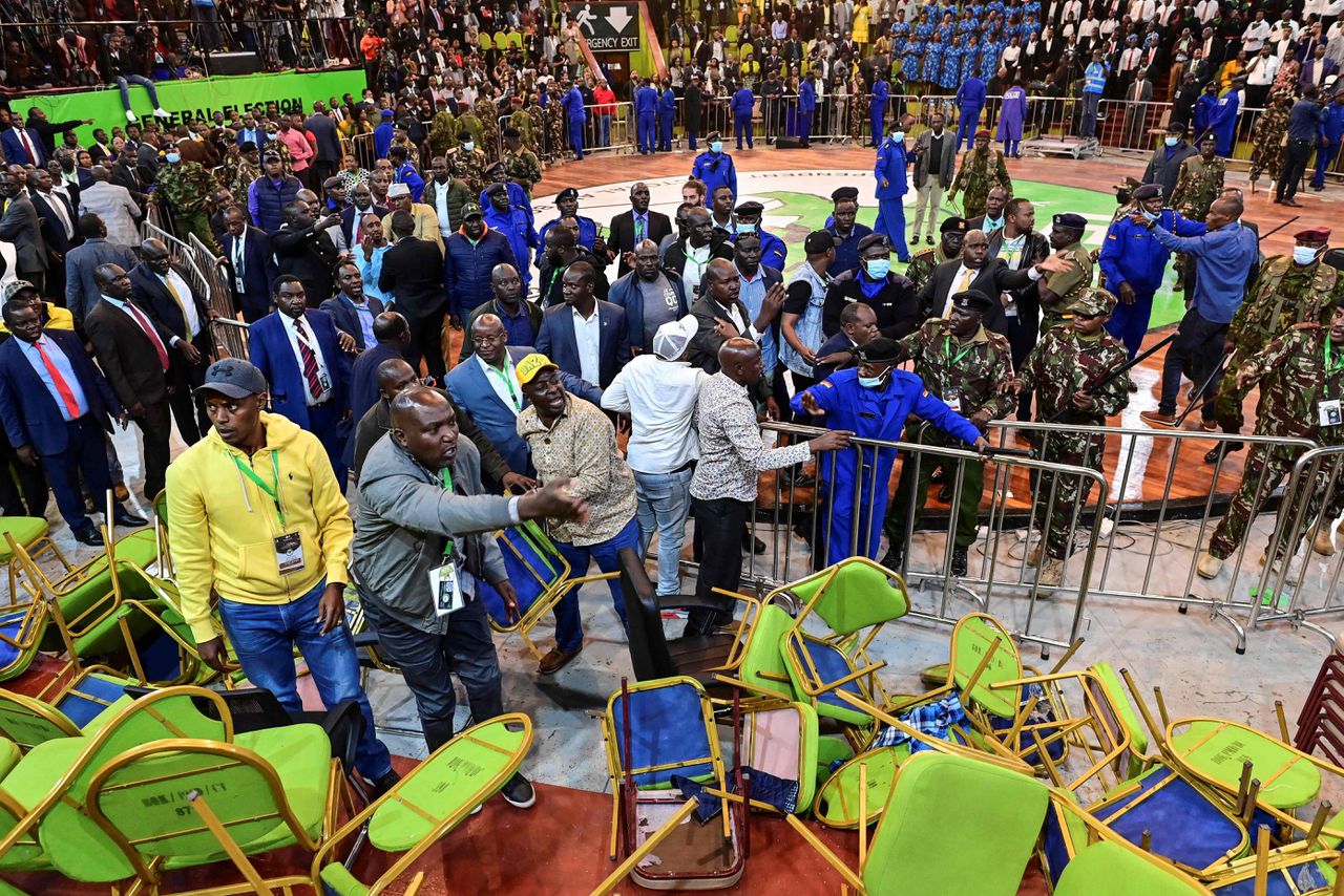 De uitslag van de Keniaanse presidentsverkiezing leidde tot chaos nadat vier van de zeven kiescommissieleden de uitslag niet erkenden.