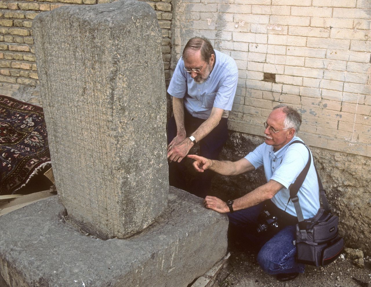 Van Soldt (links) vertaalt spijkerschrift met Diederik Meijer in Erbil, april 2006.