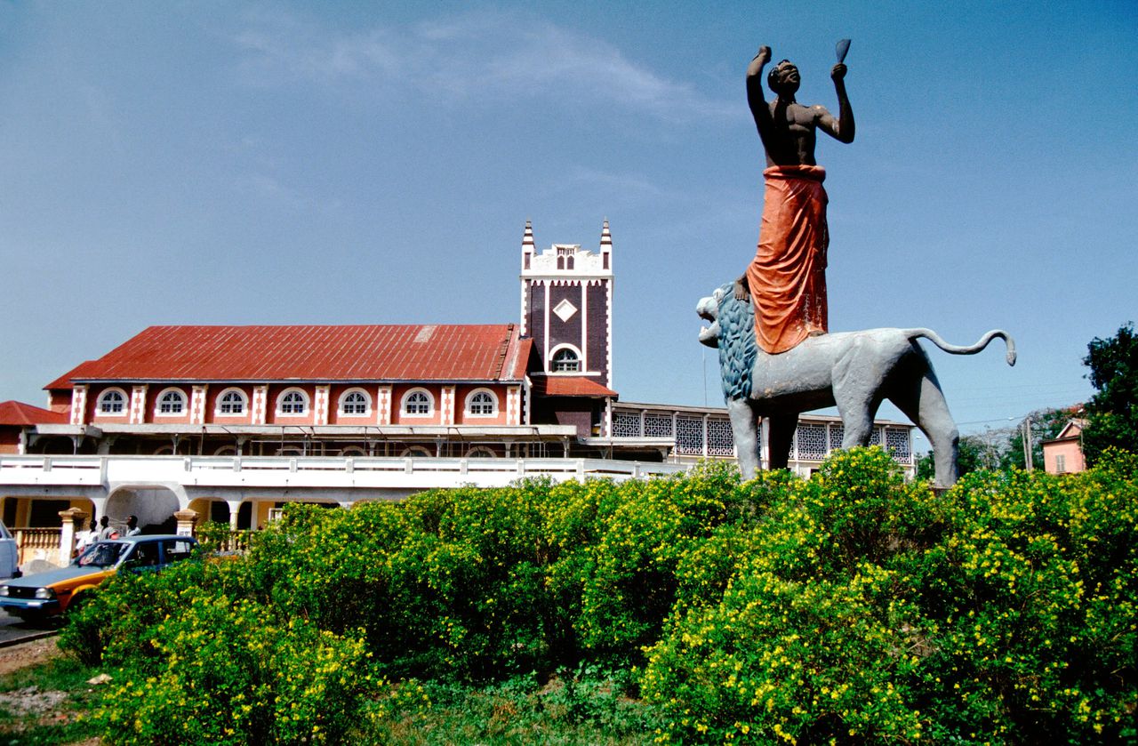 Standbeeld van een Ashantikrijger in Kumasi, de geboortestad van Kwasi Wiredu.