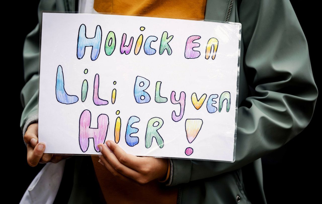 Leden van Defence for Children demonstreren tegen de uitzetting van de in Nederland opgegroeide kinderen.