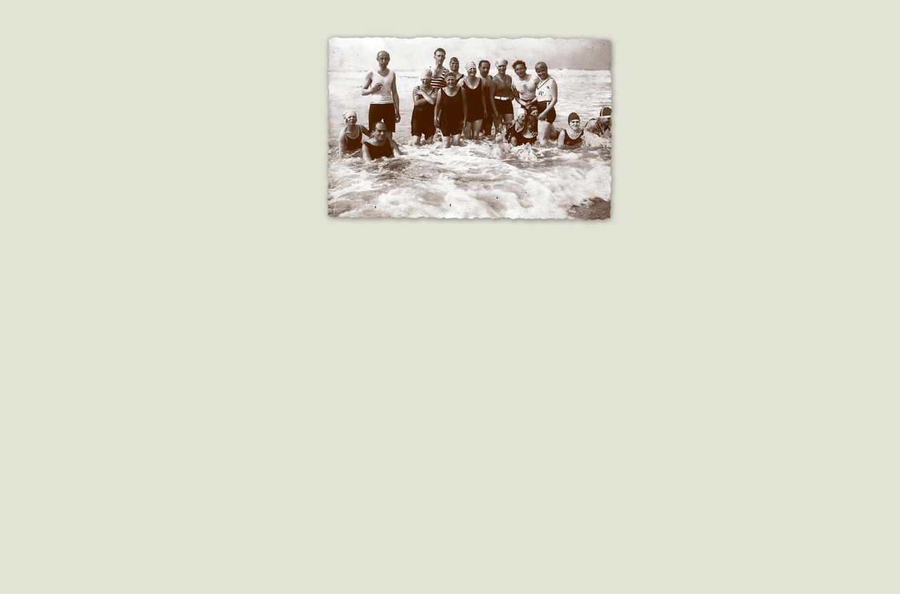 Jeff Lipschütz, de zoon van Chaim Simon Lipschütz, staand tweede van rechts, te midden van andere badgasten in Scheveningen, ca. 1925 Foto uit besproken boek