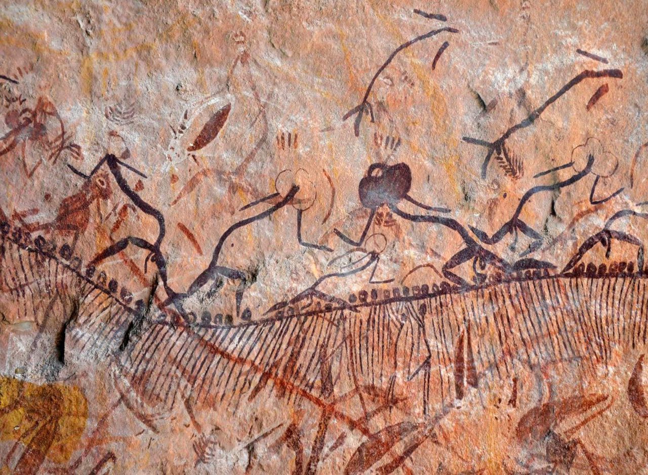 Aboriginal Rotstekening uit Arnhemland, Noord-Australië, ca. 10.000 jaar oud, ongeveer 160 cm breed, in de ‘Noordelijke Rennende Figuren-stijl’.