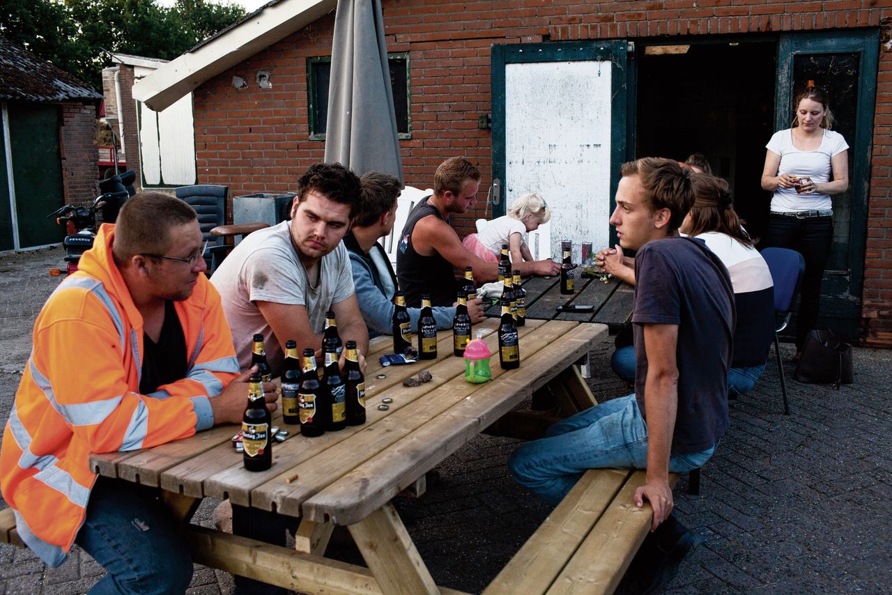Een paar keer per week komen jongeren samen in hun keet ‘Het melkhok’ in Lunteren.