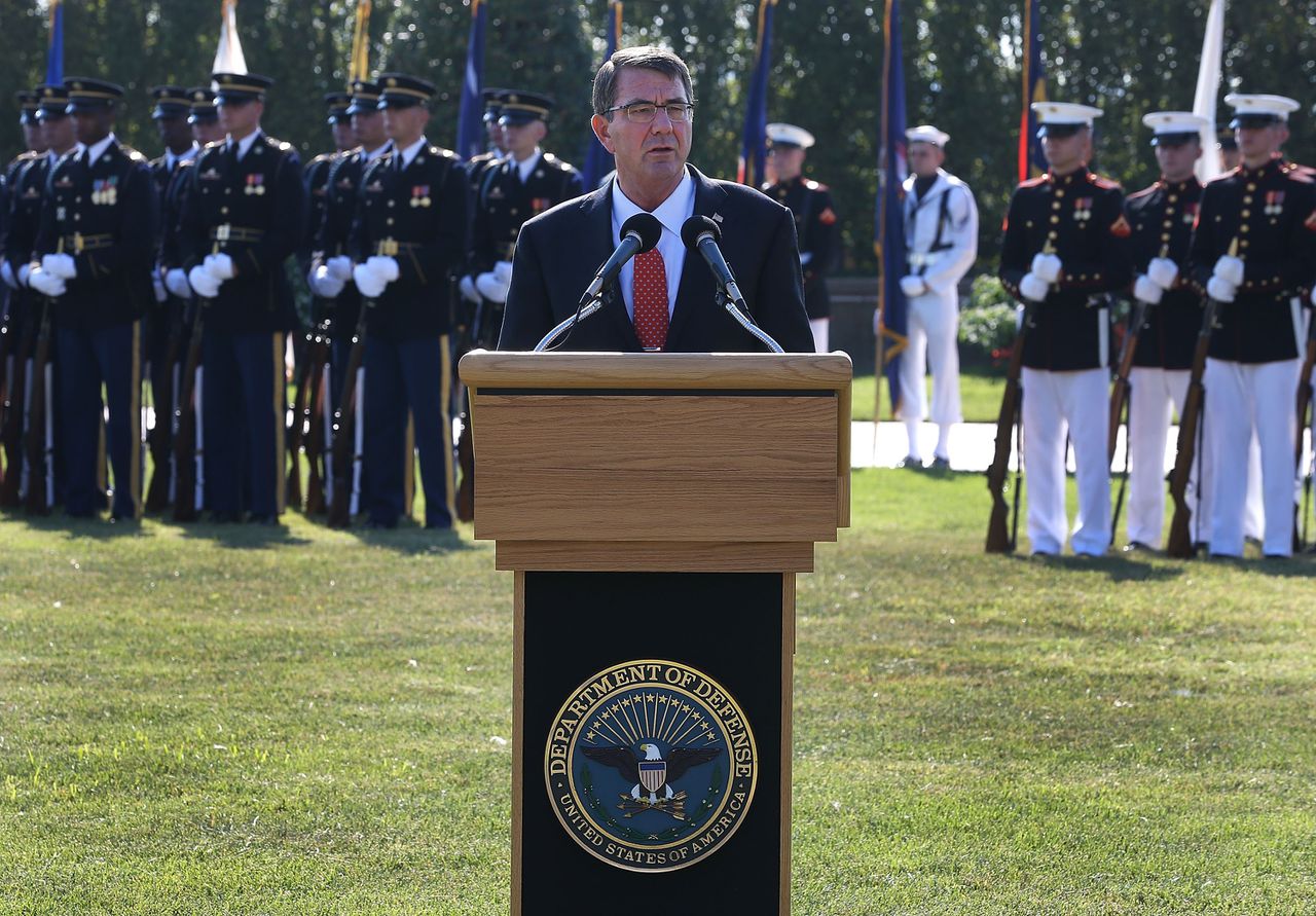 De Amerikaanse minister van Defensie Ashton Carter op de militaire begraafplaats Arlington, eerder vandaag.