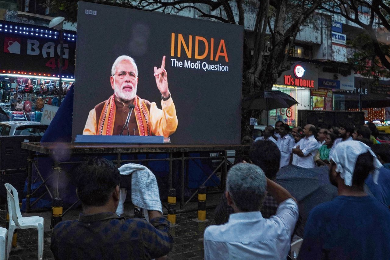 Indiërs kijken naar de uitzending van ‘The Modi Question’.