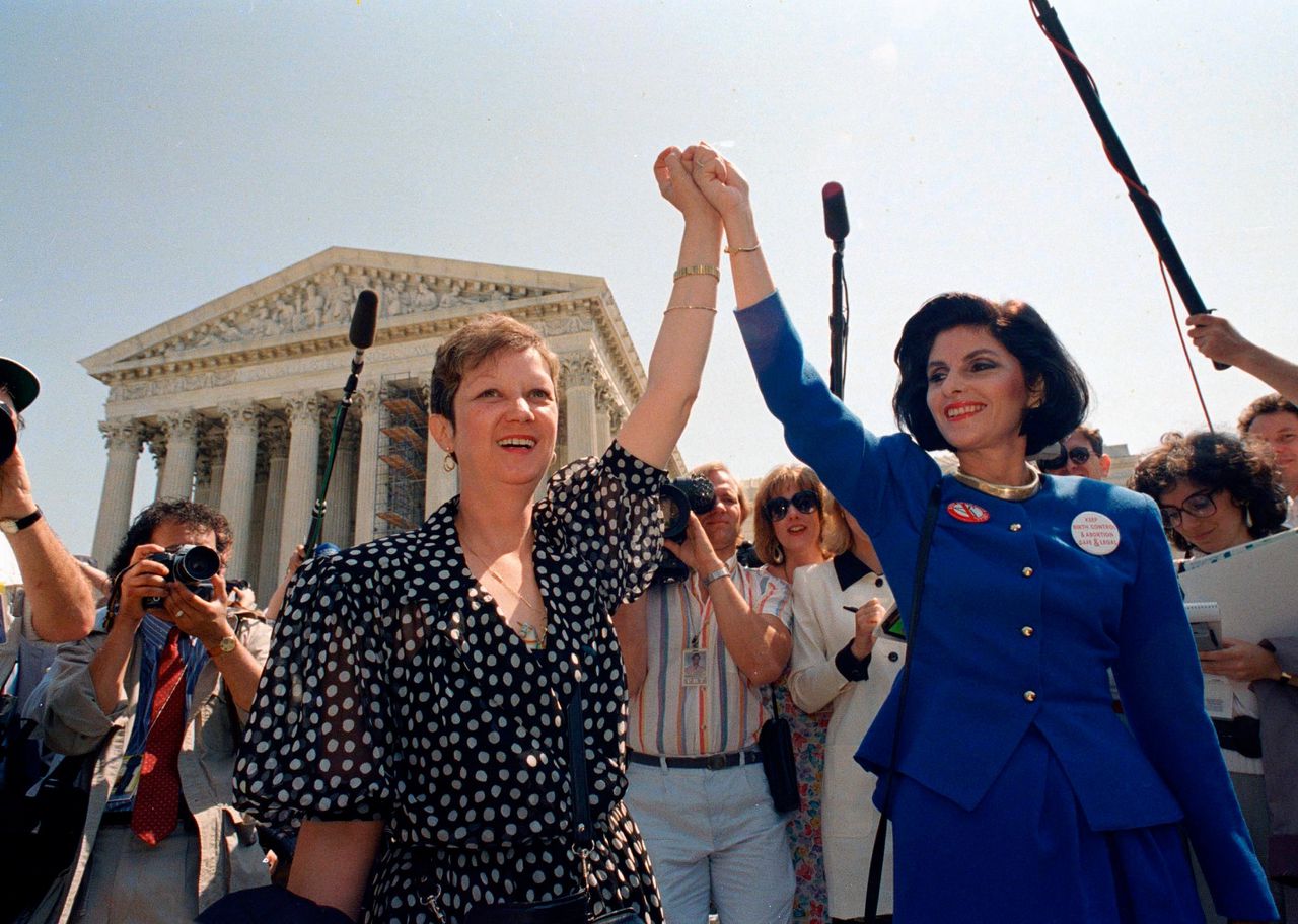 Jane Roe (Norma McCorvey) en haar advocaat Gloria Allred houden elkaars hand vast na een abortuszaak in 1973.
