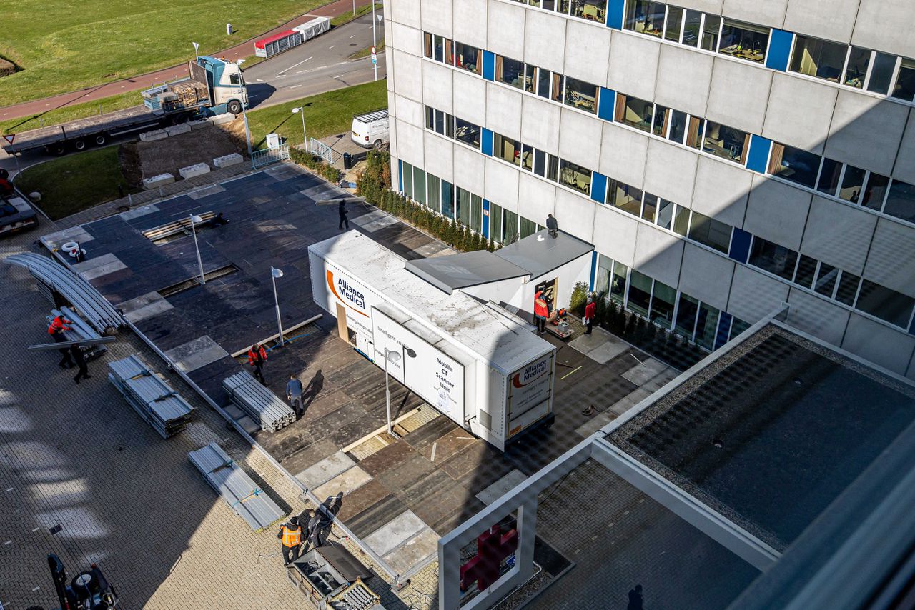 Ziekenhuis Maastricht UMC+ bouwt als extra maatregel in verband met het coronavirus een triagetent op de parkeerplaats bij de spoedeisende hulp.