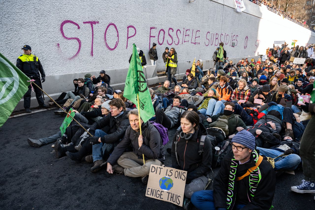 Drie klimaatactivisten kregen onterecht gebiedsverbod opgelegd voor blokkade Den Haag 