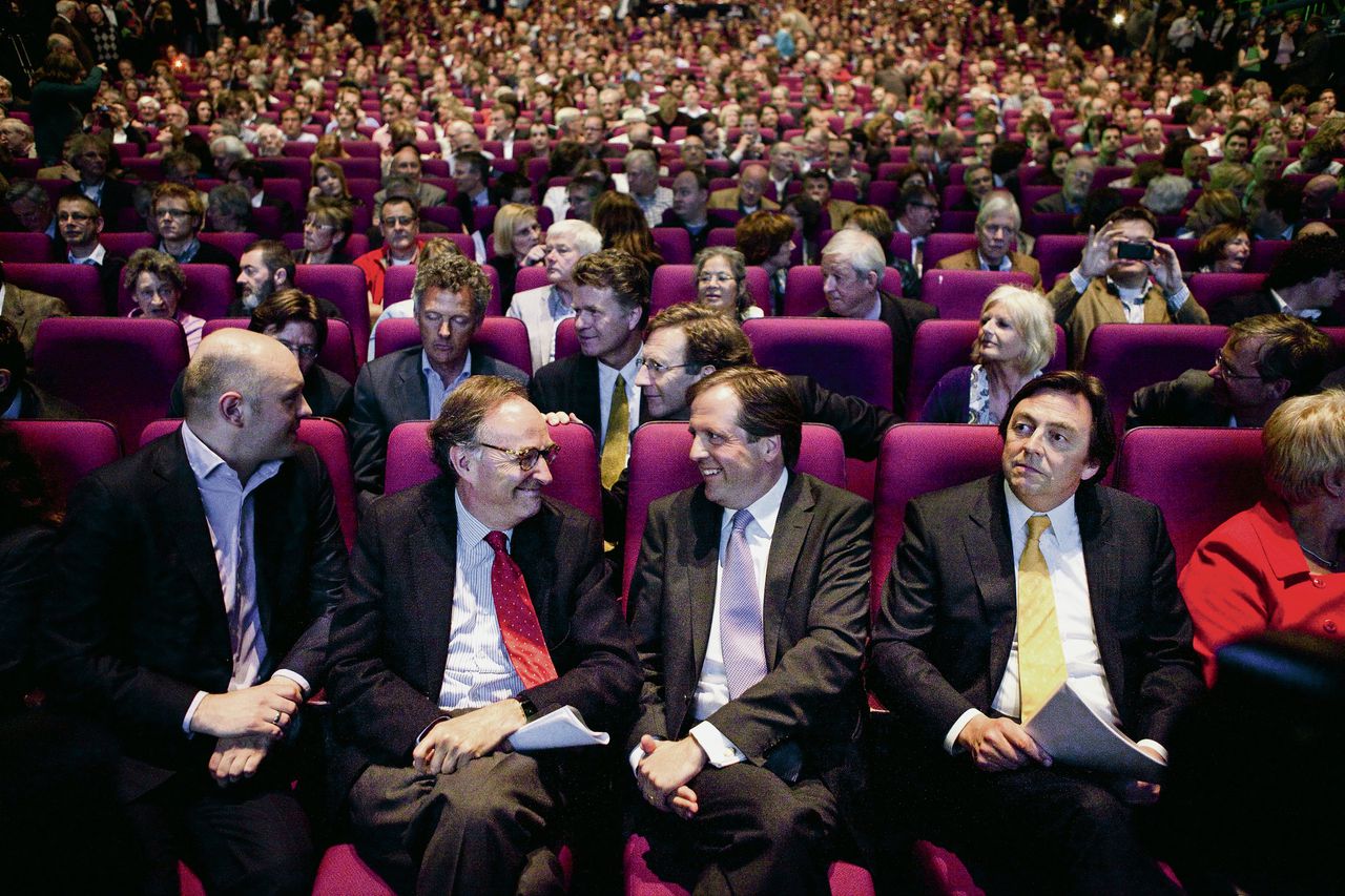 D66-senator Alexander Rinnooy Kan en partijleider Alexander Pechtold, op een partijcongres in 2010.